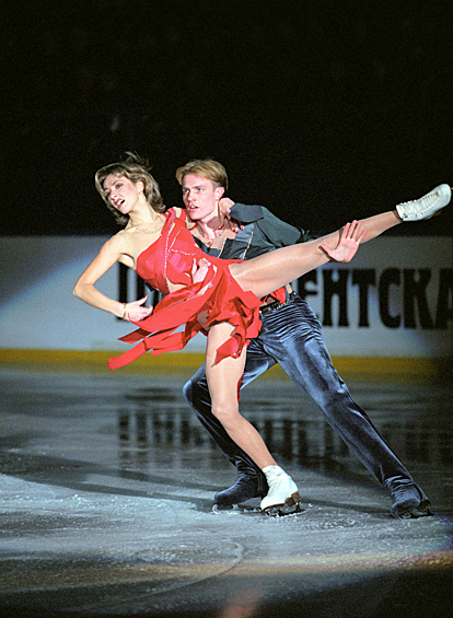 Татьяна Навка и Роман Костомаров выступают на Международном турнире по фигурному катанию Гран-при "Кубок России", на котором они заняли 3-е место, 1998 год