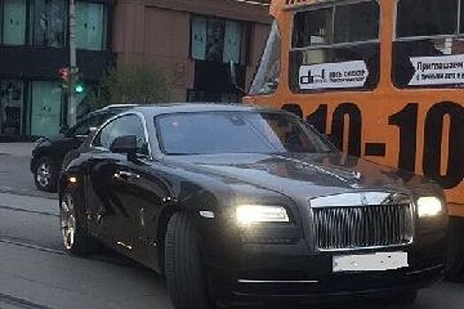 В Екатеринбурге водитель Rolls-Royce после поездки с Анной Семенович протаранил трамвай