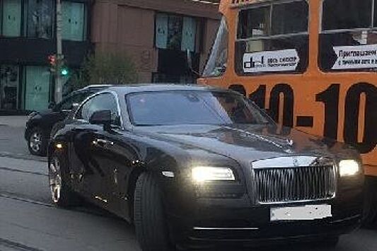 В Екатеринбурге водитель Rolls-Royce после поездки с Анной Семенович протаранил трамвай