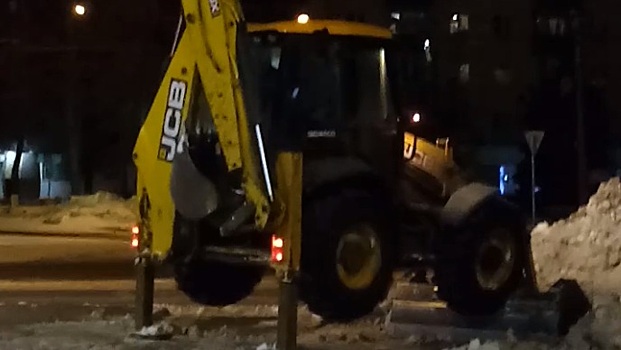«Трудится на благо города!»: ярославцы обсмеяли работающий вхолостую трактор