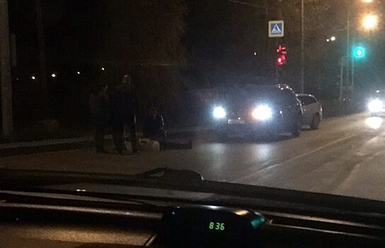 В Екатеринбурге под колеса машин попали две молодые девушки и мужчина