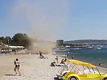 Погнавшийся за туристами в Геленджике смерч попал на видео