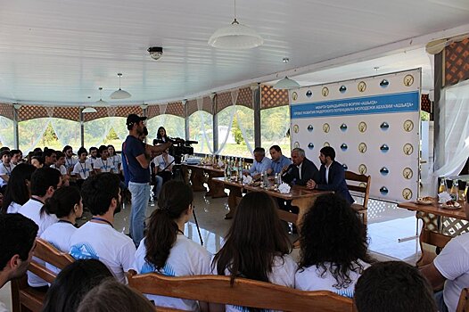 Президент Абхазии встретился с участниками молодежного проекта "Ашьаҭа"