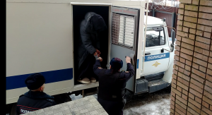В Подмосковье полицейские задержали водителя и пассажира каршерингового автомобиля, подозреваемых в сбыте наркотиков