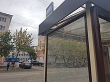 В Кургане вандалы разбили стекло на автобусной остановке