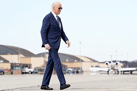 DM: Байден каждое утро занимается упражнениями по балансу с физиотерапевтом