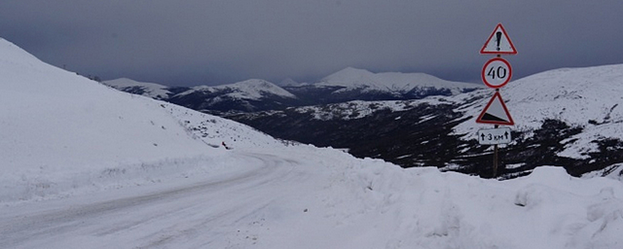 Большой сход снега на автодорогу произошёл в Магаданской области