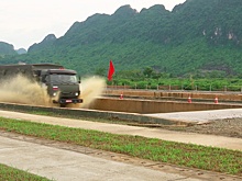 Беспощадный экстрим: российские КамАЗы прошли сложную трассу «Аварийного района» во Вьетнаме