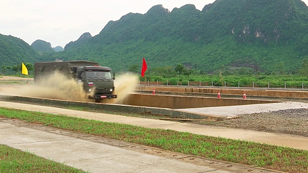 Беспощадный экстрим: российские КамАЗы прошли сложную трассу «Аварийного района» во Вьетнаме