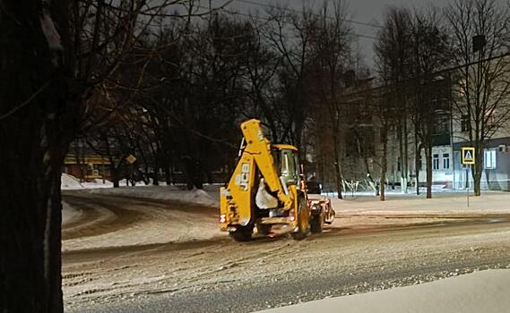 Днем в Курске снег чистят дорогу 60 снегоуборочных машин