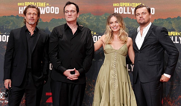 Робби в оливковом сарафане с воланами, нестареющие Питт и ДиКаприо, Тарантино и другие звезды на берлинской премьере «Однажды в Голливуде»