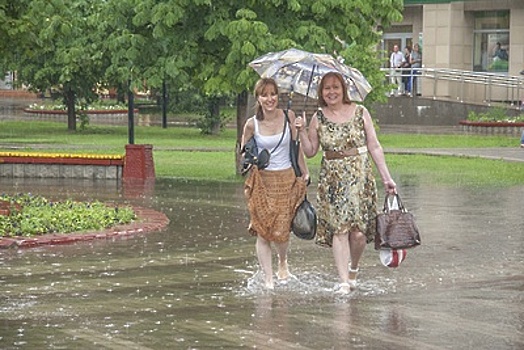 Москвичам посоветовали не носить резиновую обувь в жару