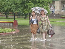 Москвичам посоветовали не носить резиновую обувь в жару