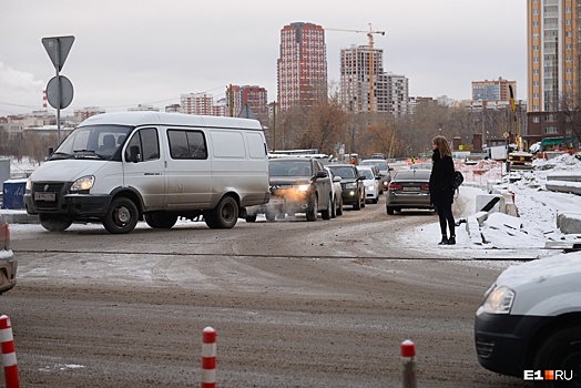На выезде с Гражданской к Макаровскому мосту собираются поставить временный светофор