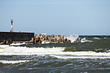 В Балтийске лоцманский катер в шторм спас шведскую яхту, у которой отказал двигатель и сломалась мачта