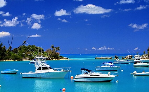 Треть Бермуд осталась без света из-за урагана "Умберто"