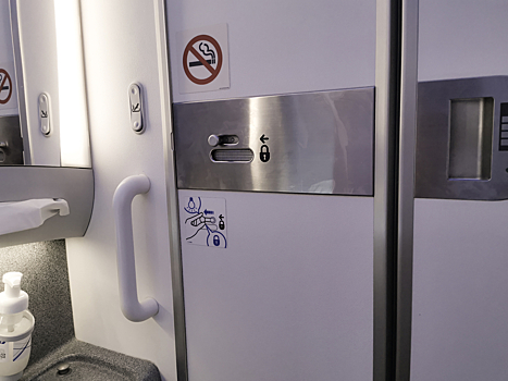 Почему в самолетах такие тесные туалеты