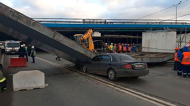 Бетонная балка рухнула на машину на Рублевском шоссе