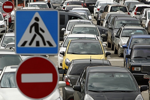 Мэр Краснодара запретил подчиненным скрывать номера машин на парковках