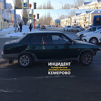 Легковушки столкнулись на перекрестке возле кемеровского Парка Ангелов