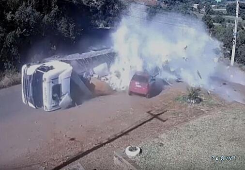 Молоковоз перевернулся на автотрассе в Бразилии