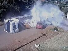 Молоковоз перевернулся на автотрассе в Бразилии