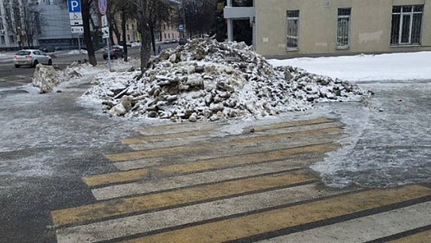 Воронежцев возмутила гора снега, перекрывшая «зебру» у поликлиники