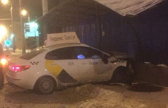 В Пензе автомобиль такси сбил внезапно вылетевшего на дорогу 17-летнего парня