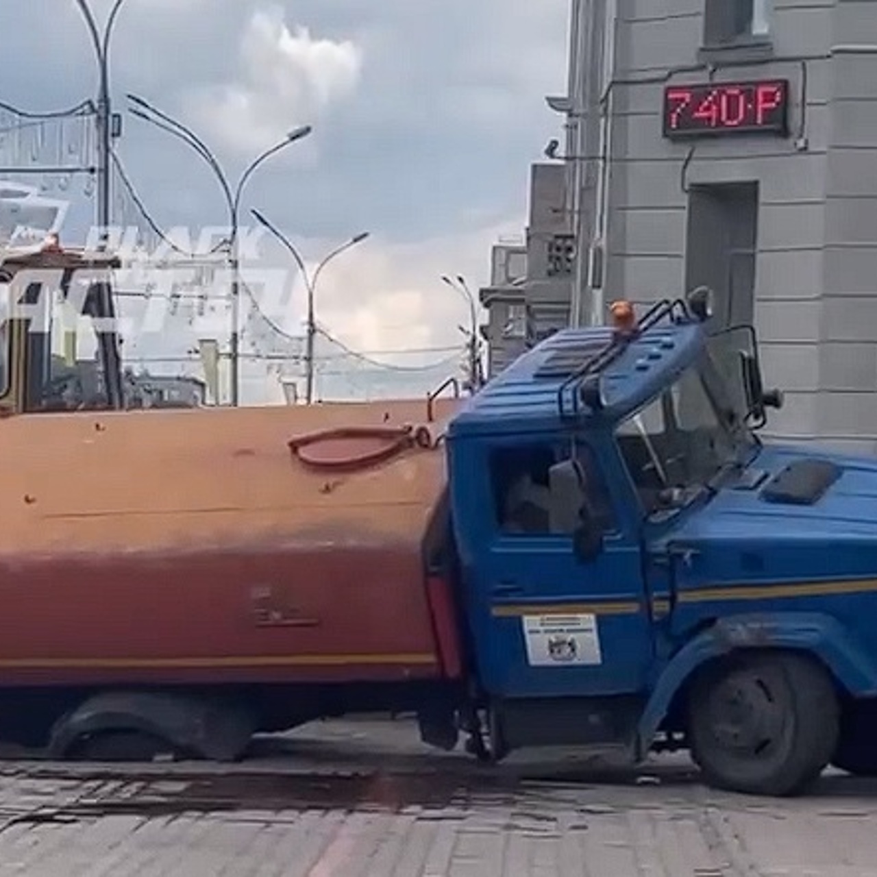 В Новосибирске возле здания мэрии под землю провалилась поливальная машина  - Рамблер/авто