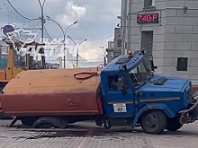 В Новосибирске возле здания мэрии под землю провалилась поливальная машина