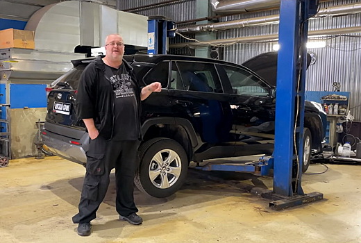 Блогер разобрал Toyota RAV4 и назвал его преимущества перед конкурентами