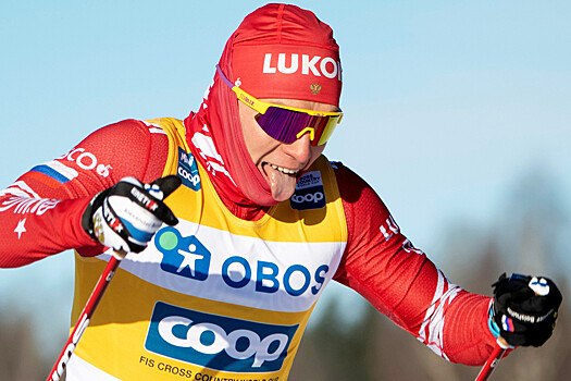 Большунов выиграл золото в спринте на чемпионате России по лыжным гонкам и пожаловался на инвентарь и погоду