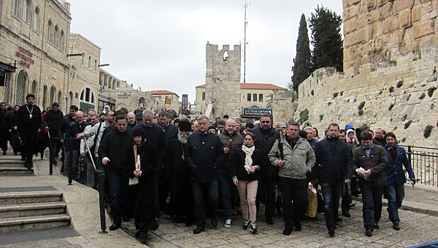 Паломники из России прибыли в Израиль за благодатным огнем