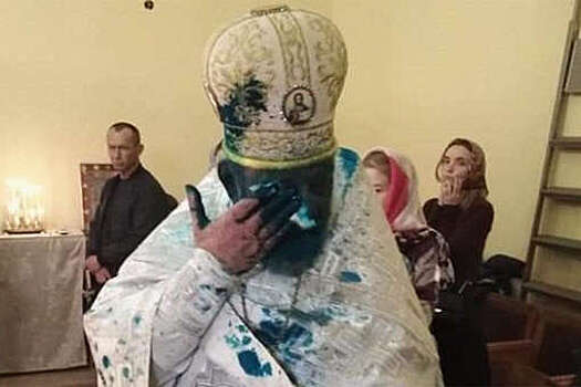 Во Львовской области священника УПЦ облили зеленкой во время литургии