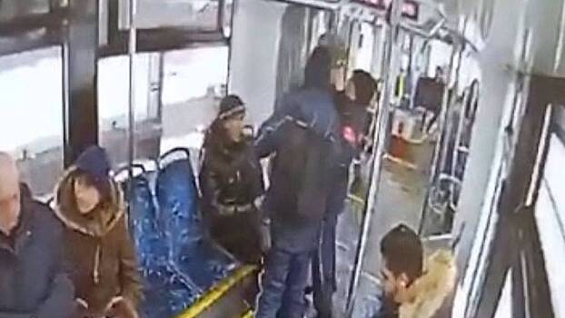 Злоумышленник напал на контролера в салоне автобуса на юге столицы