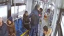 Злоумышленник напал на контролера в салоне автобуса на юге столицы
