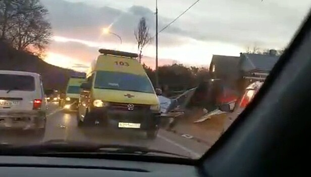 Грузовик разнес попутную "Газель" в пригороде Сочи