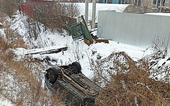 Под Рязанью кроссовер улетел в кювет