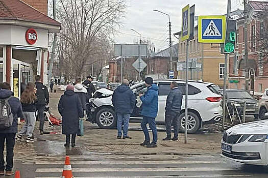 В Костроме машина сбила женщину с ребенком в коляске
