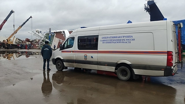 При опрокидывании траулера под Петербургом пострадали два человека