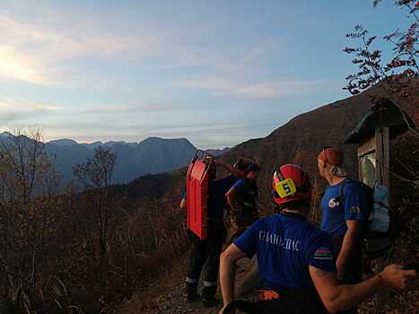 В горах Сочи спасатели помогли пенсионерке из Москвы, травмировавшей ногу