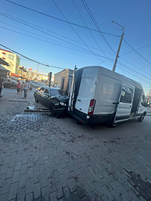 В Ростове машина сбила пешехода, стоявшего на тротуаре