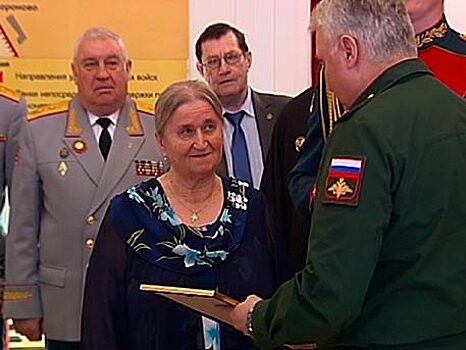 Командующий ЗВО вручил грамоту министра обороны жительнице Ленинградской области