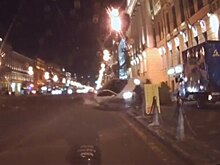 На ровном месте: на Невском проспекте легковушка вылетела на тротуар и перевернулась