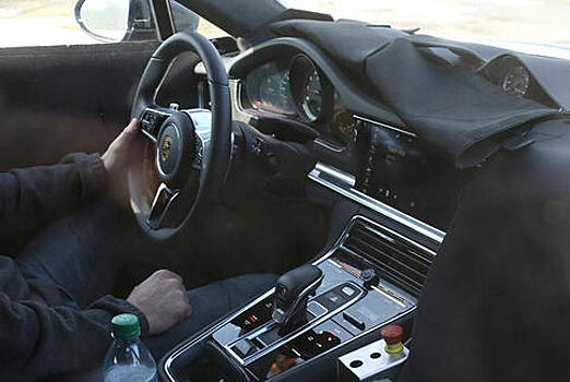 Шпионы сфотографировали интерьер нового Porsche Panamera
