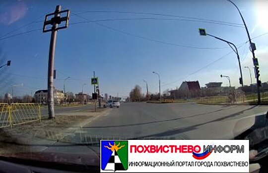 Видео: В Тольятти водитель пролетел на «красный» едва не сбив пешеходов