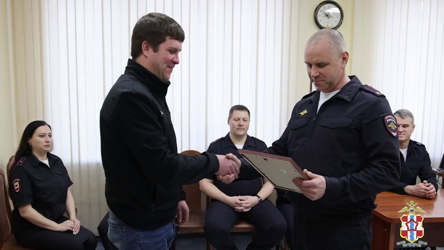 В Омске благодаря помощи таксиста полиция задержала курьера аферистов и вернула пенсионерам их финансы