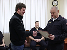 В Омске благодаря помощи таксиста полиция задержала курьера аферистов и вернула пенсионерам их финансы