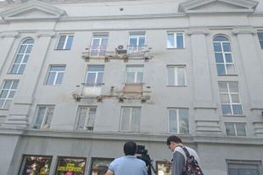 На фасаде дома в центре Челябинска установили первый декоративный балкон