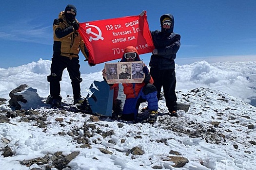Стелу поднимали вручную: шахтинские спасатели установили обелиск героям Великой Победы на Эльбрусе